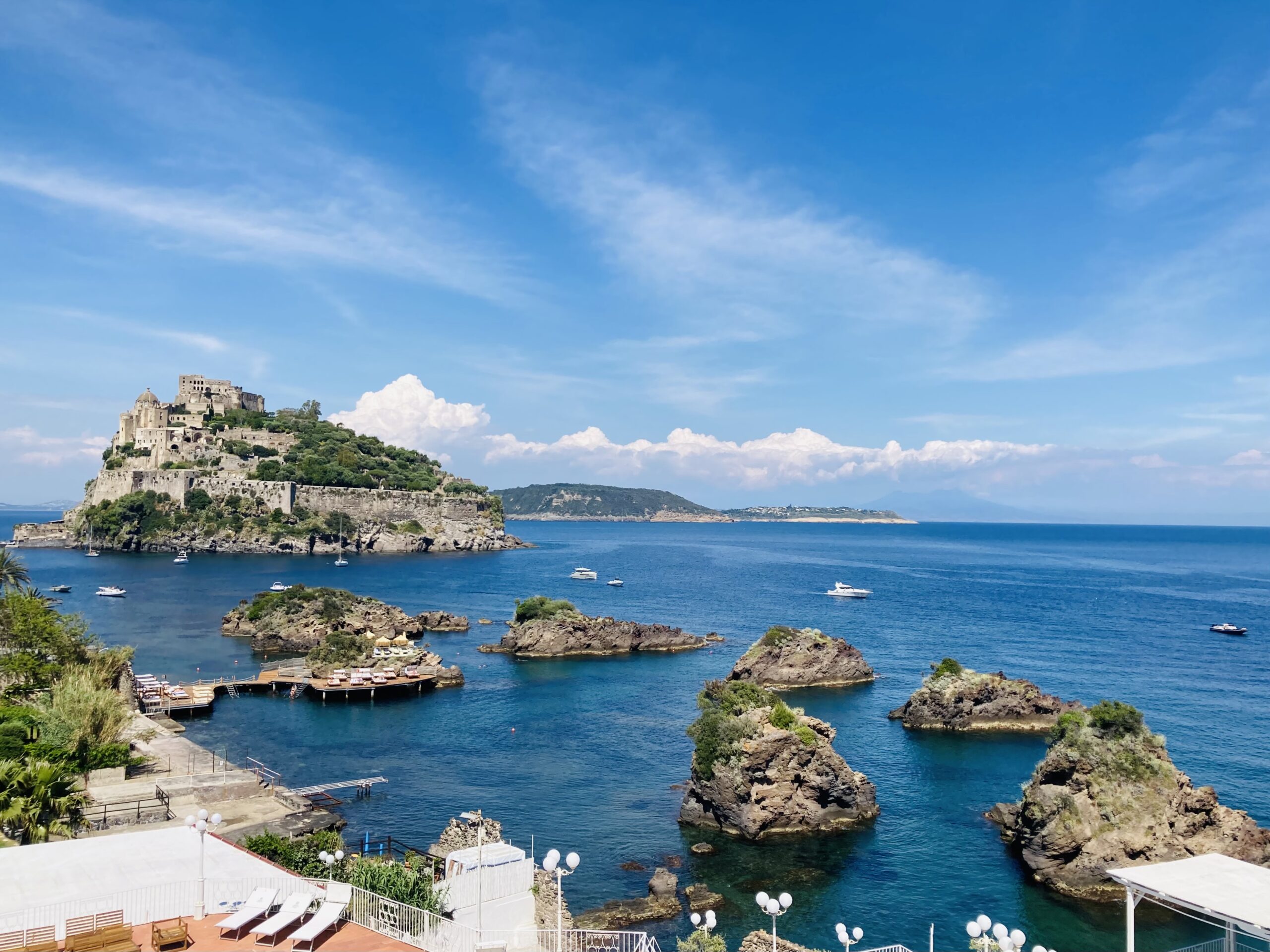 fotografia del castello aragonese di ischia, una location ideale tra quelle che amano gli sposi per le nozze
